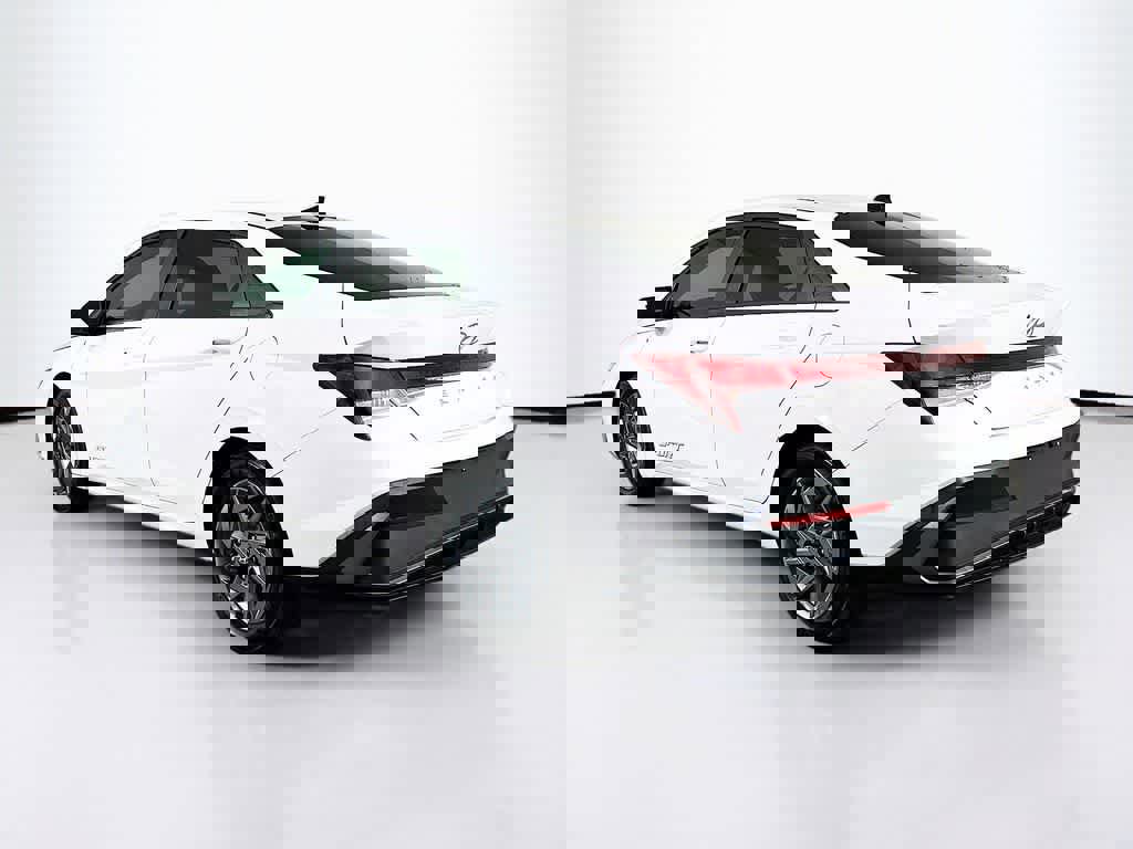 Used 2024 Hyundai Elantra SEL image 3