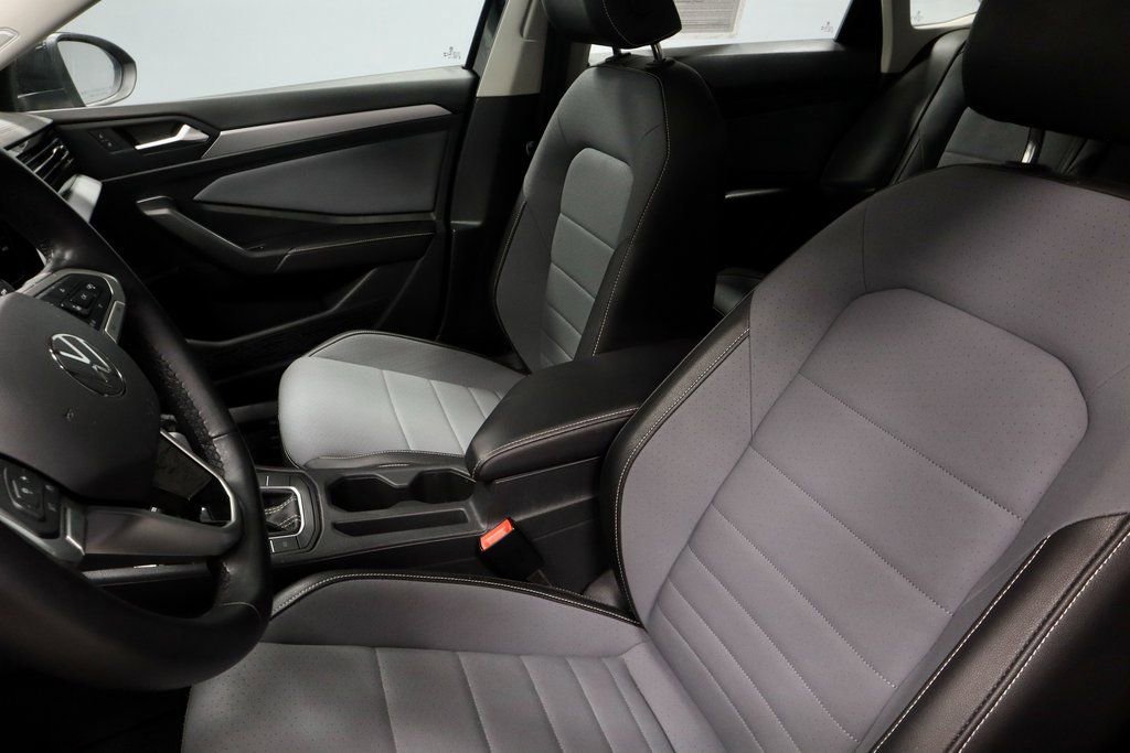 Used 2025 Volkswagen Jetta SE image 24