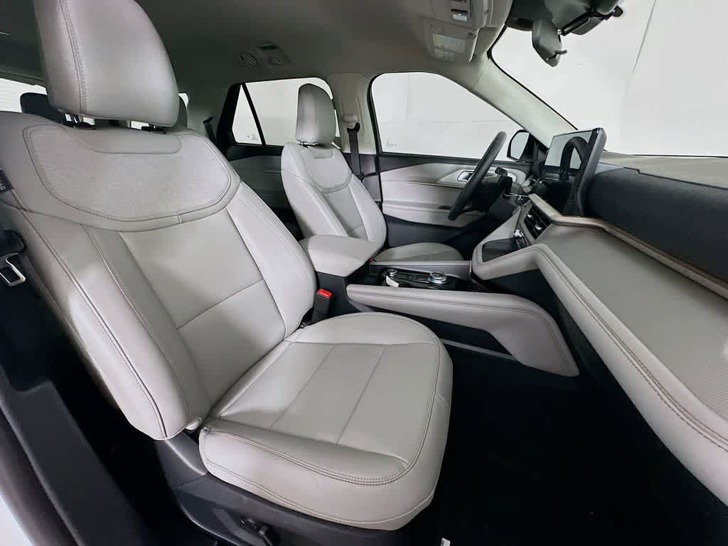 Certified 2025 Ford Explorer Active w/ Active Comfort Package RWD image 15