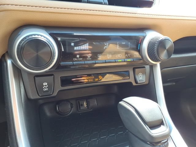 Used 2019 Toyota RAV4 LE w/ All Weather Liner Package AWD/4WD image 19