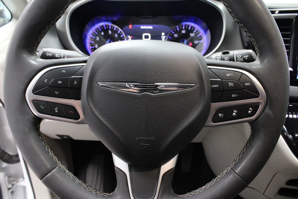 Used 2023 Chrysler Pacifica Touring-L FWD image 31