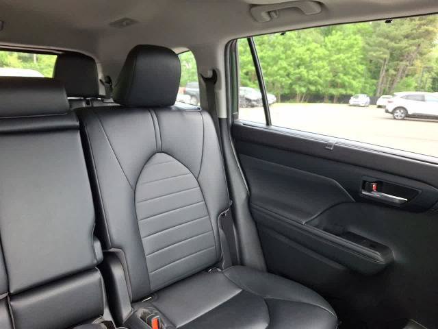 Used 2023 Toyota Highlander XLE AWD/4WD image 14