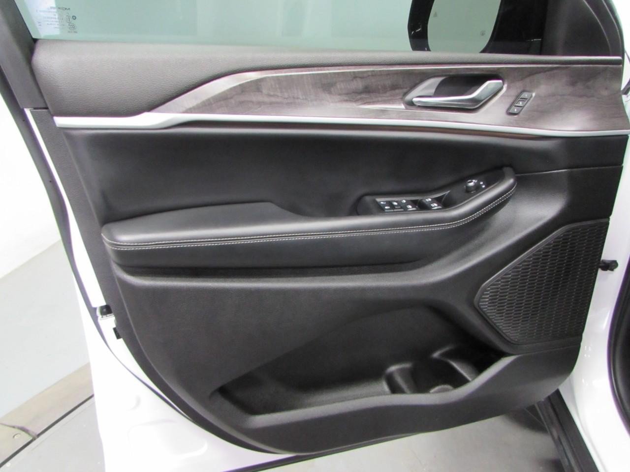 Used 2024 Jeep Grand Cherokee Limited w/ Black Appearance Package AWD/4WD image 12