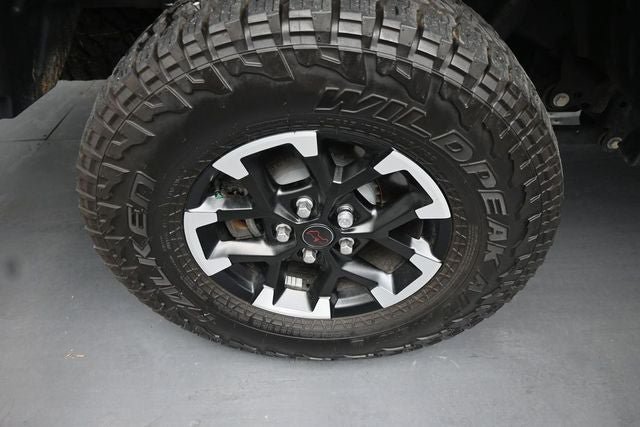 Used 2024 Jeep Gladiator Rubicon w/ Technology Group AWD/4WD image 15