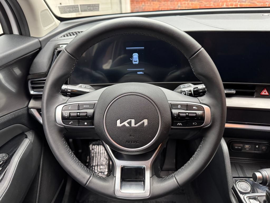 Used 2025 Kia Sportage EX FWD image 13