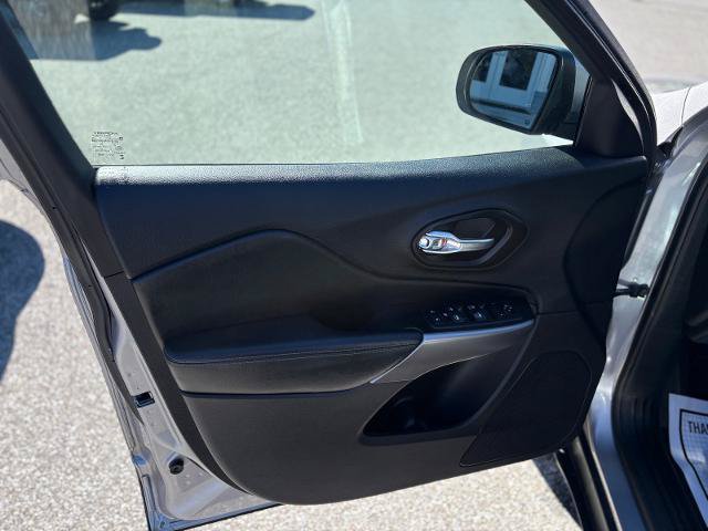 Used 2021 Jeep Cherokee Latitude FWD image 10