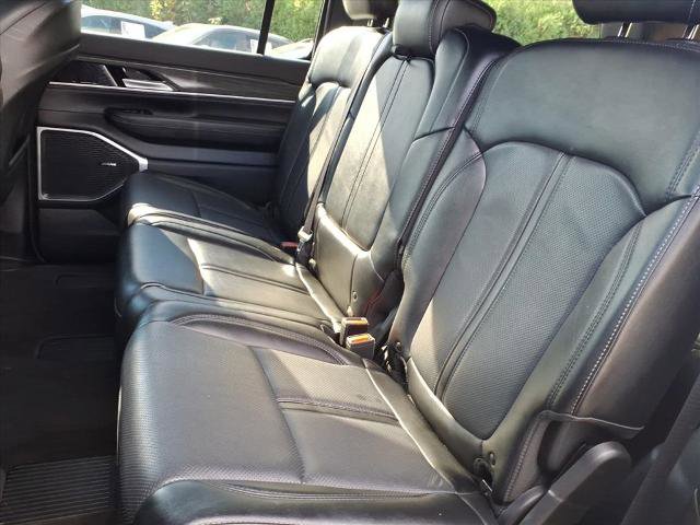 Used 2024 Jeep Wagoneer Series II w/ Flexible Seating Group image 12