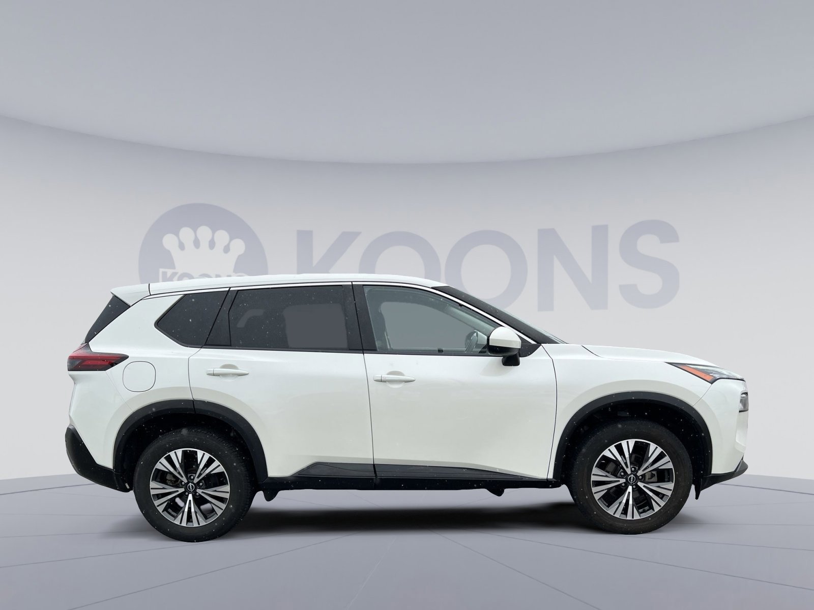 Used 2023 Nissan Rogue SV image 2
