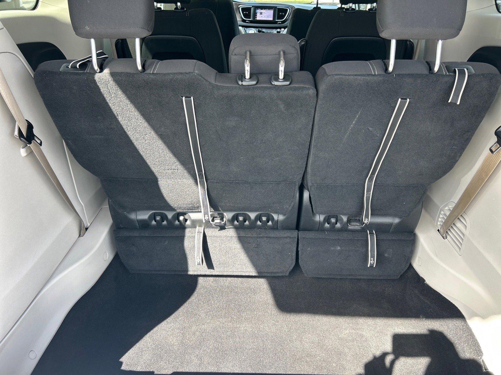 Used 2022 Chrysler Voyager LX image 17