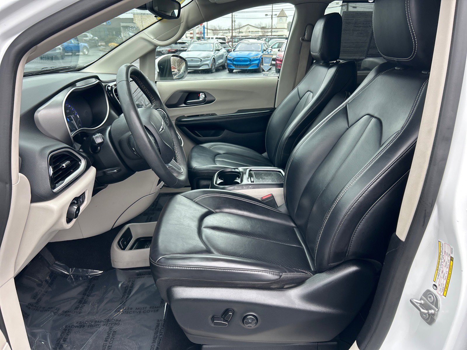 Used 2023 Chrysler Pacifica Touring-L image 6