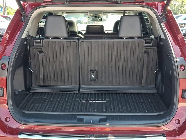 Used 2022 Toyota Highlander XLE AWD/4WD image 32