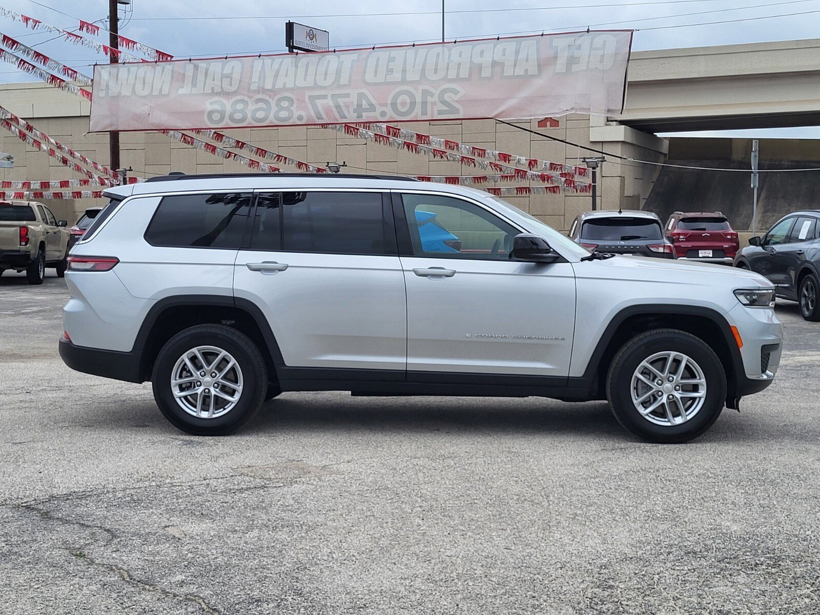 Used 2025 Jeep Grand Cherokee L Laredo image 2