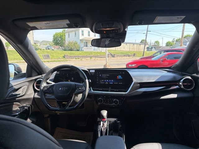 Used 2025 Chevrolet Trax RS w/ Sunroof Package FWD image 37