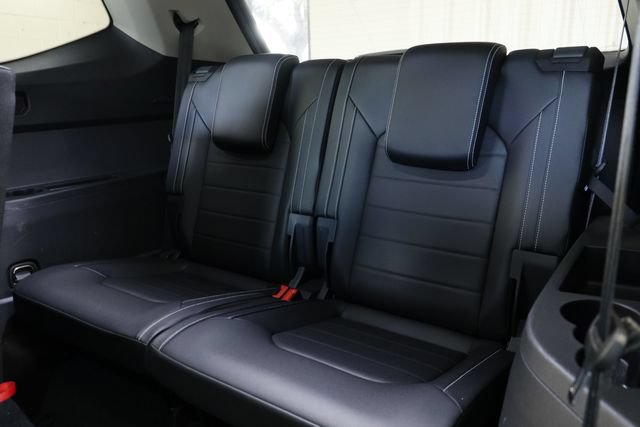 Used 2025 Volkswagen Atlas SEL AWD/4WD image 32