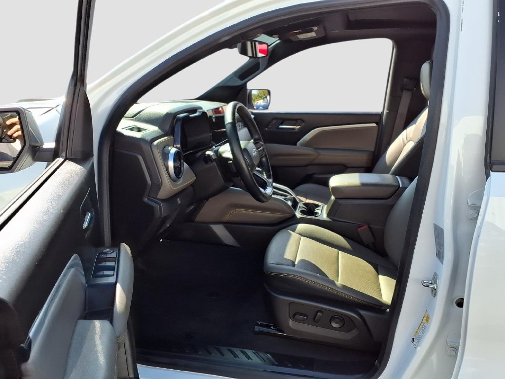 Used 2025 Chevrolet Colorado ZR2 w/ Technology Package AWD/4WD image 24