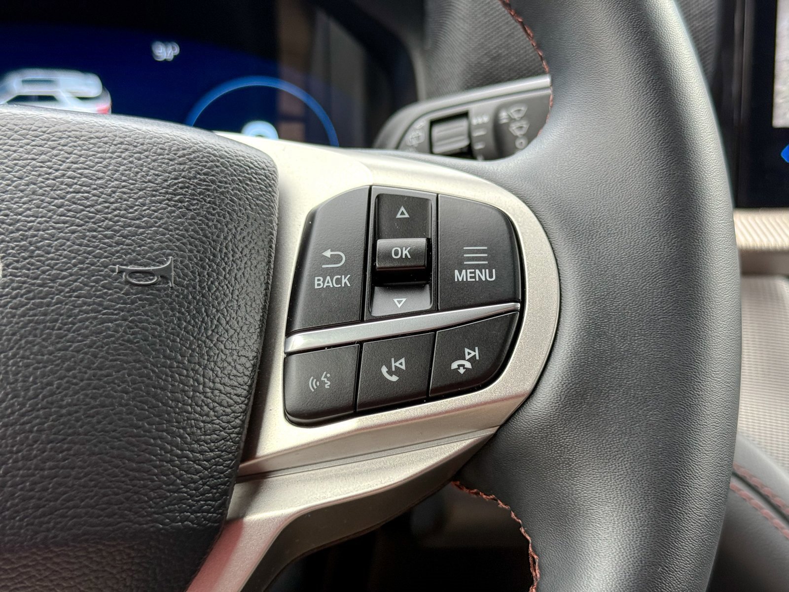 Certified 2025 Ford Explorer Active image 40