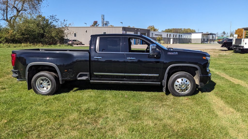 Used 2025 Chevrolet Silverado 3500 High Country w/ High Country Premium Package AWD/4WD image 2