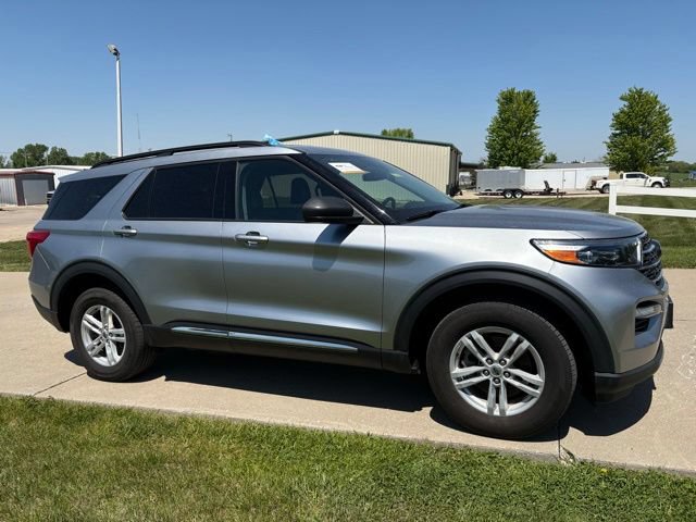 Certified 2024 Ford Explorer XLT w/ Equipment Group 202A AWD/4WD image 3