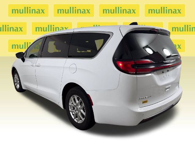 Used 2025 Chrysler Pacifica Select FWD image 11