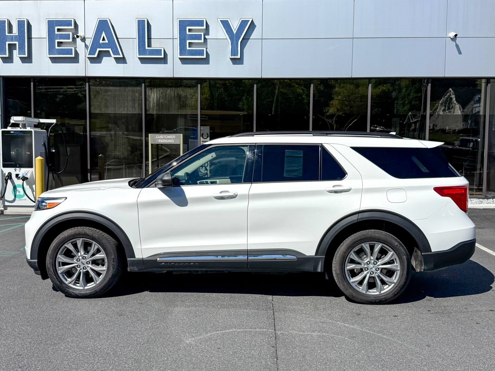 Certified 2023 Ford Explorer XLT w/ Equipment Group 202A AWD/4WD image 9