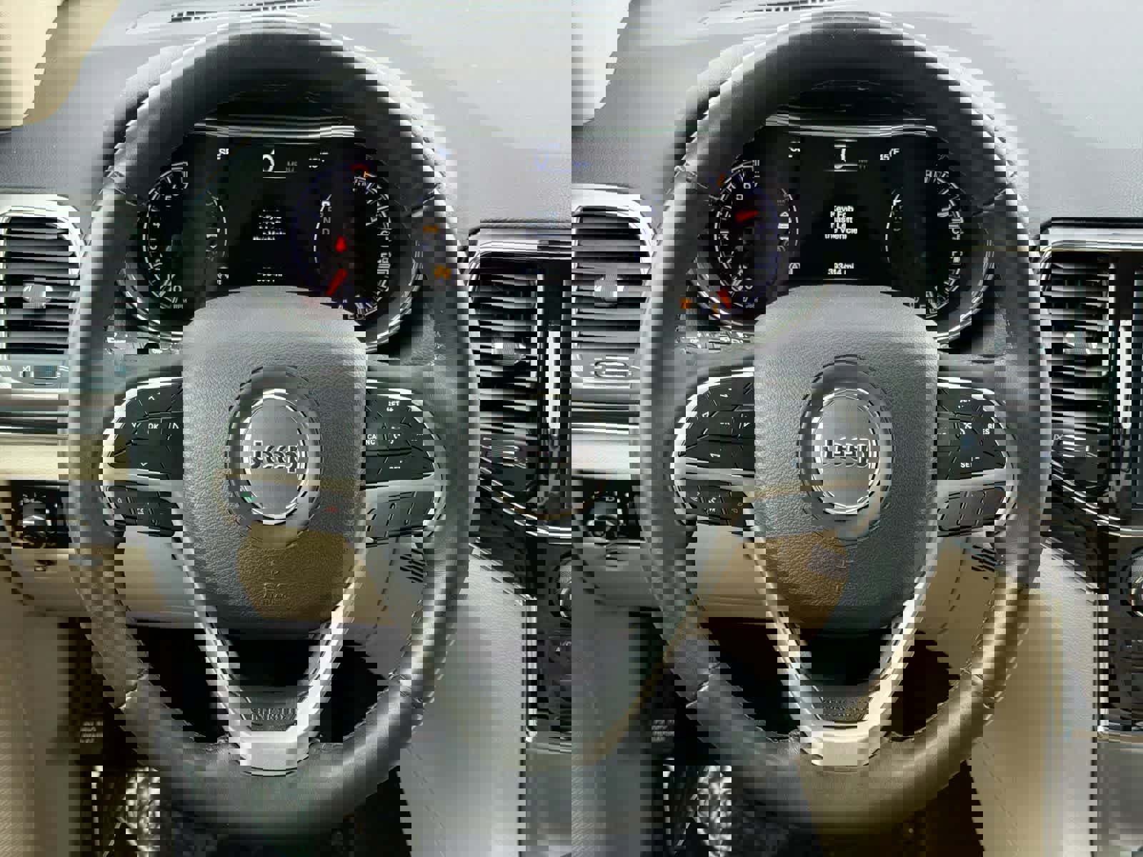 Used 2020 Jeep Grand Cherokee Limited image 24