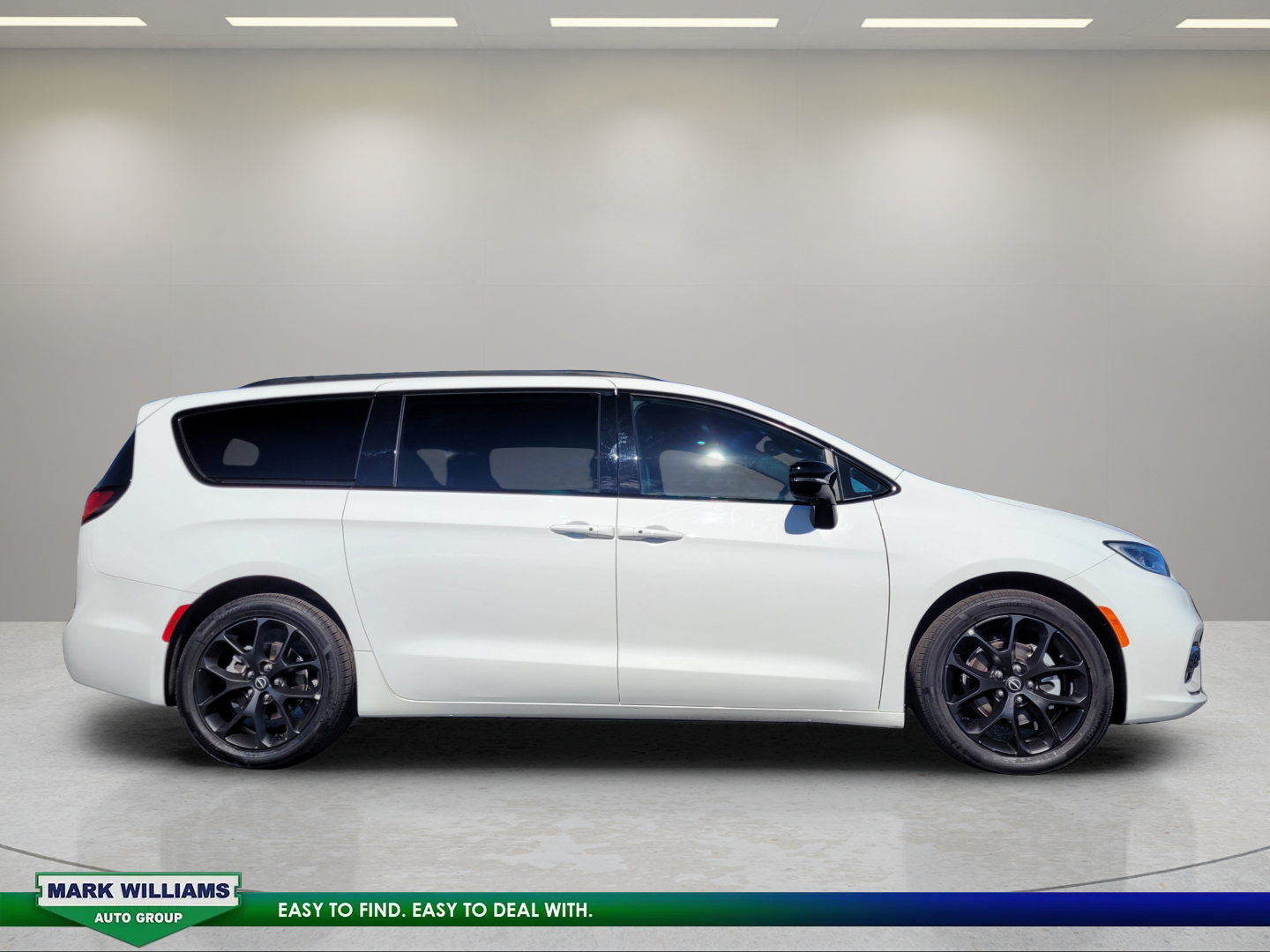 Used 2025 Chrysler Pacifica Limited FWD image 2