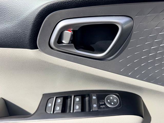 Used 2025 Kia Soul LX w/ LX Technology Package FWD image 20