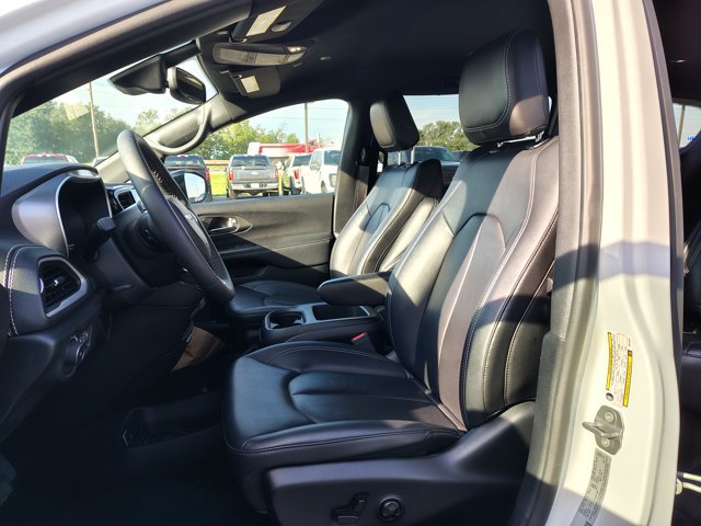 Used 2025 Chrysler Pacifica Select FWD image 10