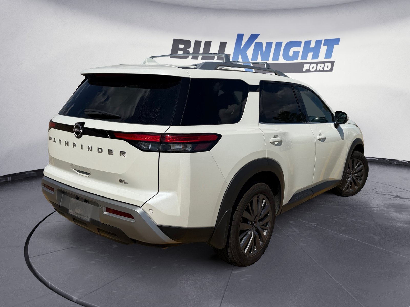 Used 2023 Nissan Pathfinder SL w/ SL Premium Package FWD image 5