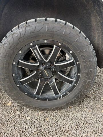 Used 2023 GMC Yukon XL SLT w/ SLT Premium Package AWD/4WD image 4