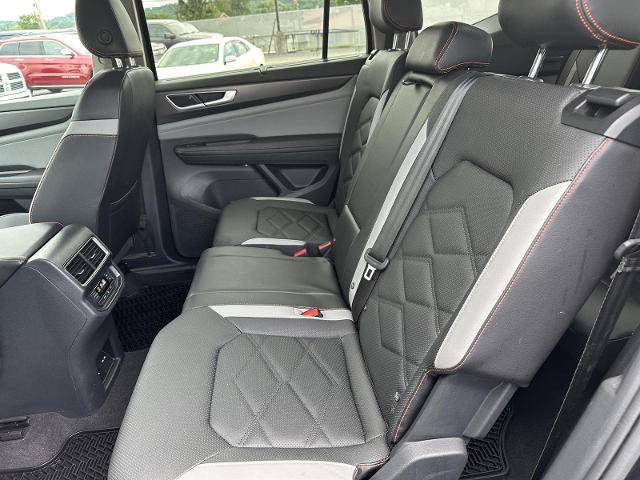 Used 2024 Volkswagen Atlas Peak Edition SE AWD/4WD image 17