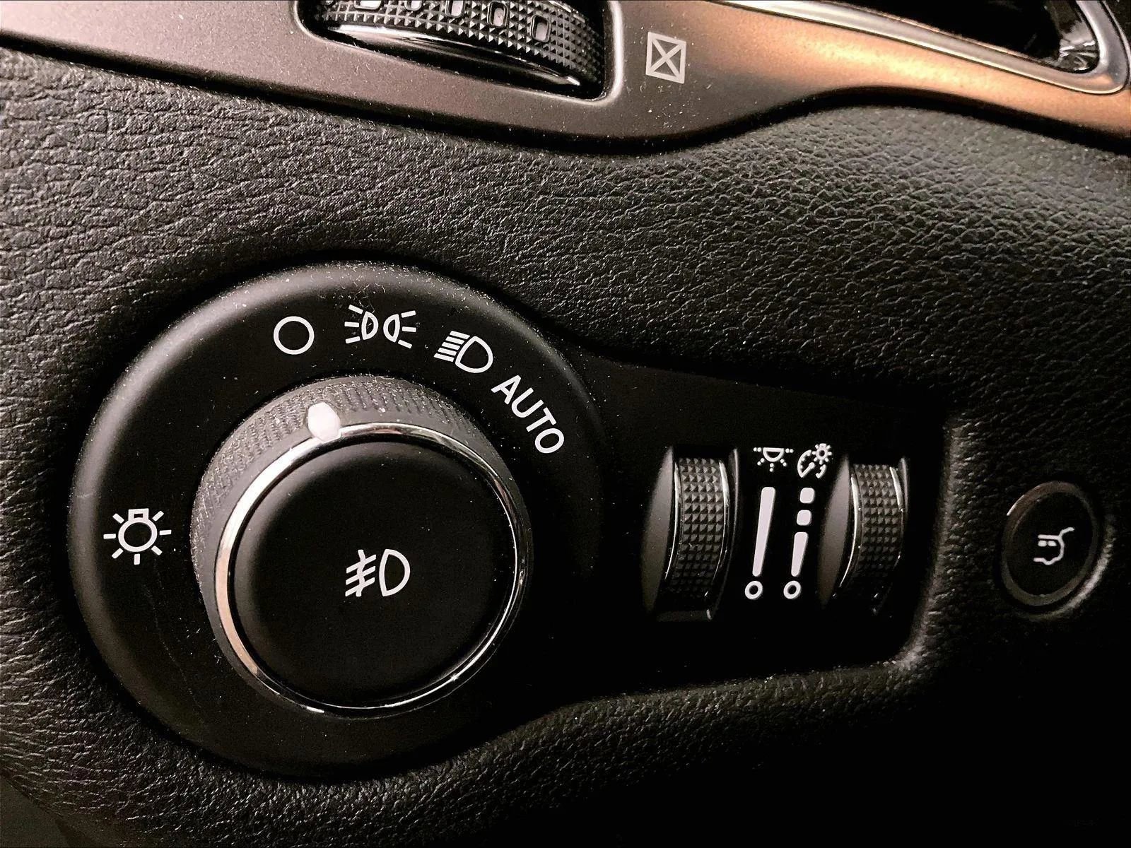 Used 2019 Jeep Cherokee Limited AWD/4WD image 30