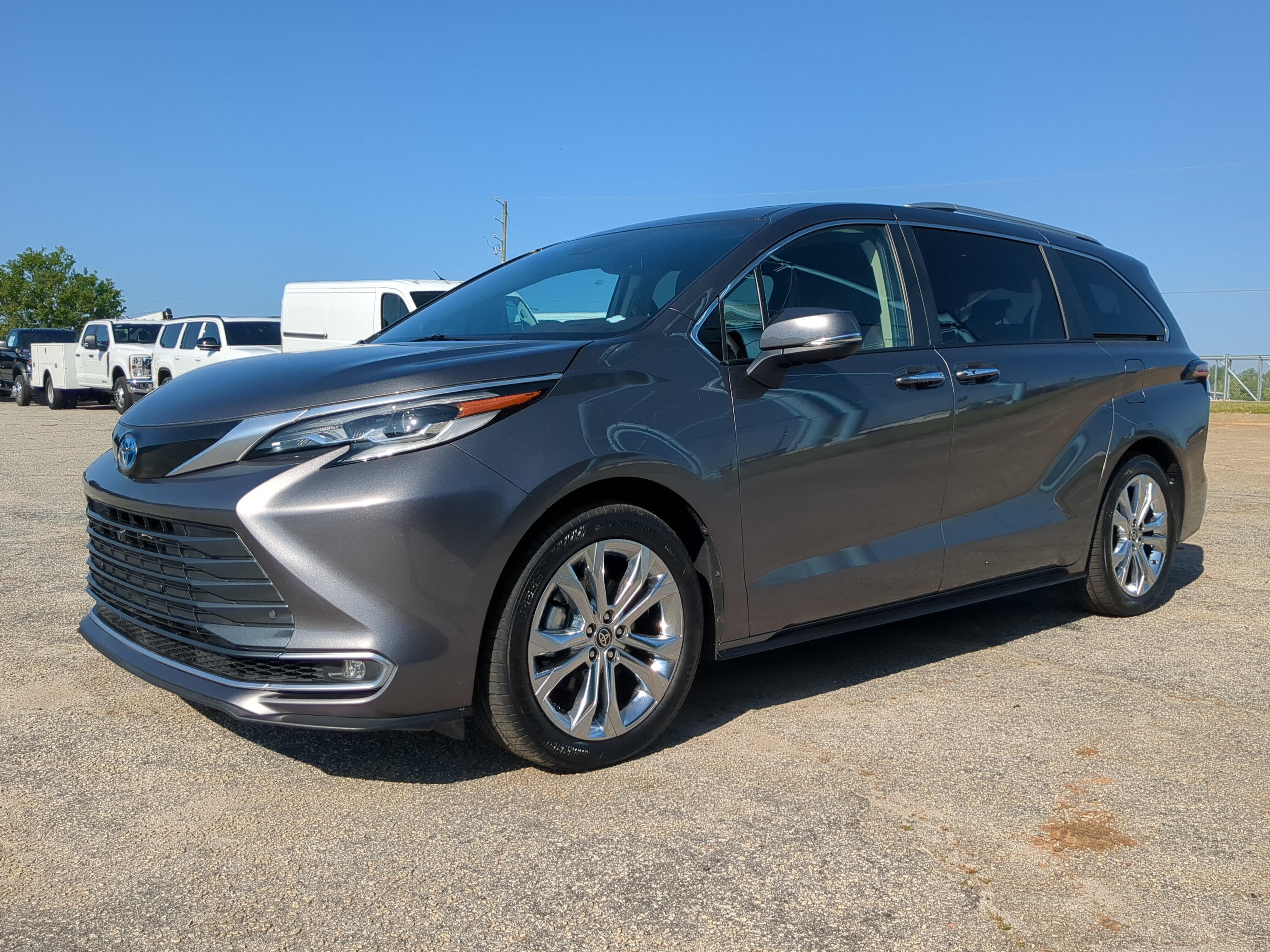 Used 2023 Toyota Sienna Platinum FWD image 6