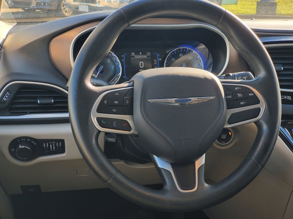 Used 2017 Chrysler Pacifica Touring image 8