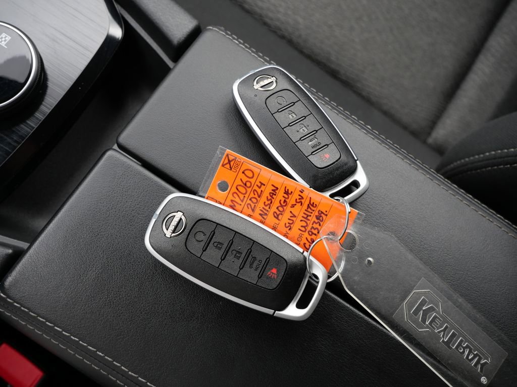 Used 2024 Nissan Rogue SV AWD/4WD image 37