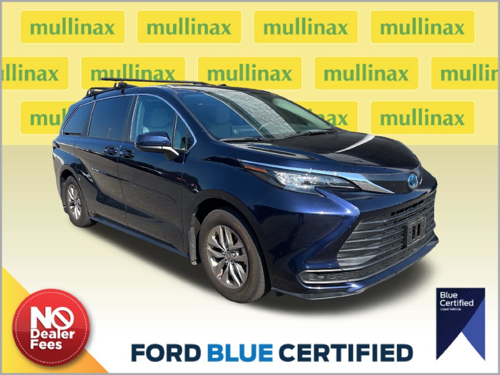 Used 2025 Toyota Sienna LE FWD image 1