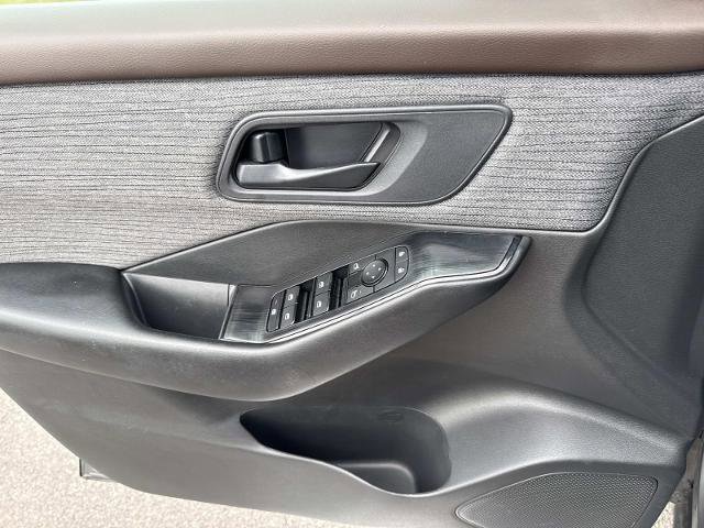 Used 2023 Nissan Rogue S AWD/4WD image 12