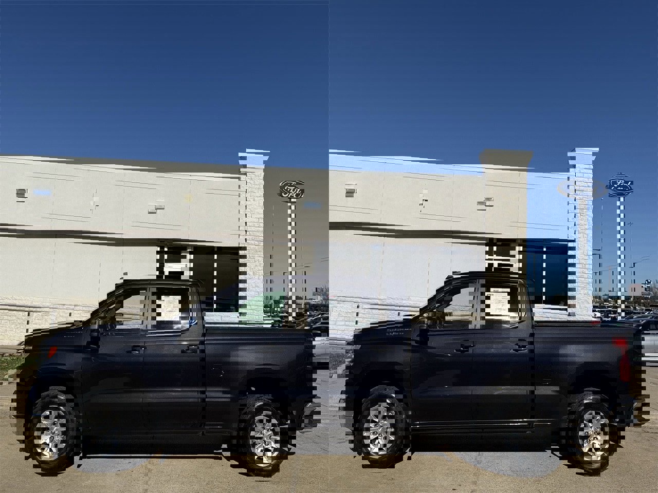 Used 2024 Chevrolet Silverado 1500 LT image 3