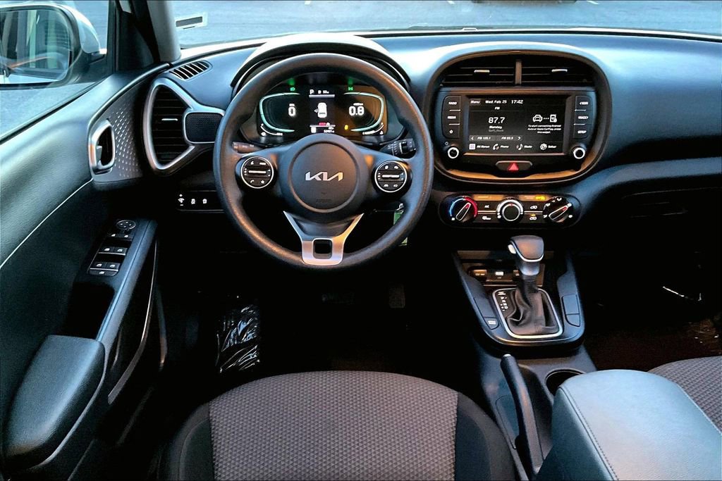 Used 2023 Kia Soul LX w/ LX Technology Package image 5
