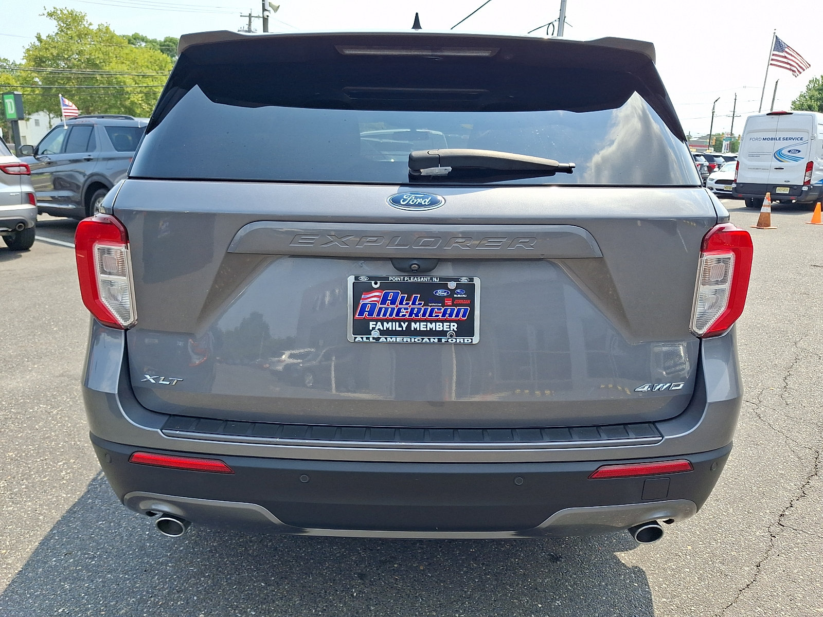 Certified 2022 Ford Explorer XLT w/ Equipment Group 202A AWD/4WD image 9
