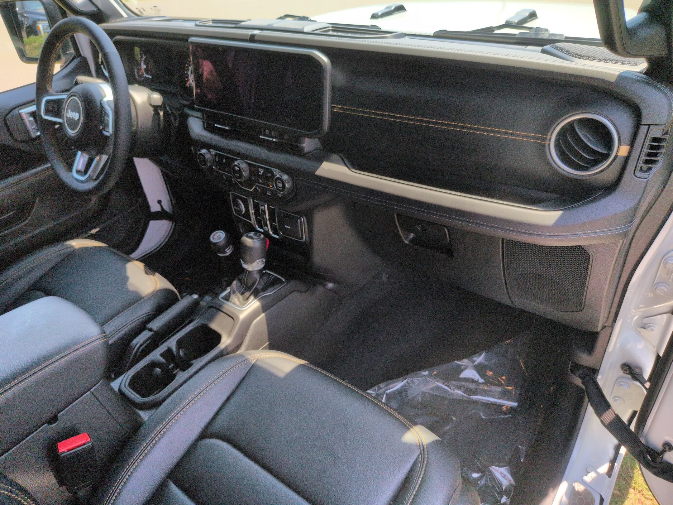 Used 2024 Jeep Wrangler Unlimited Sahara w/ Technology Group AWD/4WD image 37