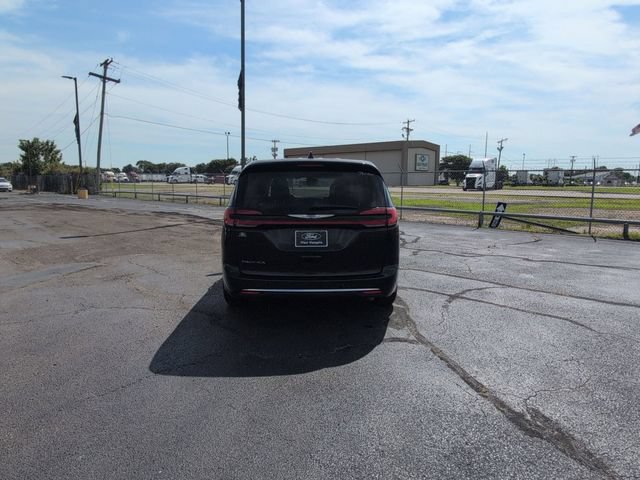 Used 2023 Chrysler Pacifica Touring-L FWD image 6