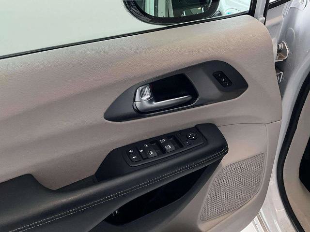 Used 2024 Chrysler Pacifica Limited FWD image 16