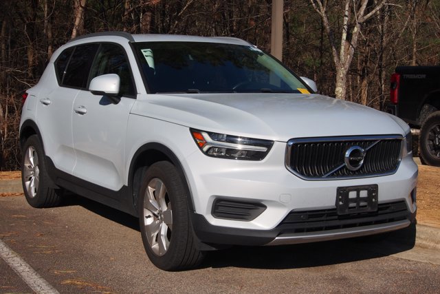Used 2020 Volvo XC40 T4 Momentum image 2