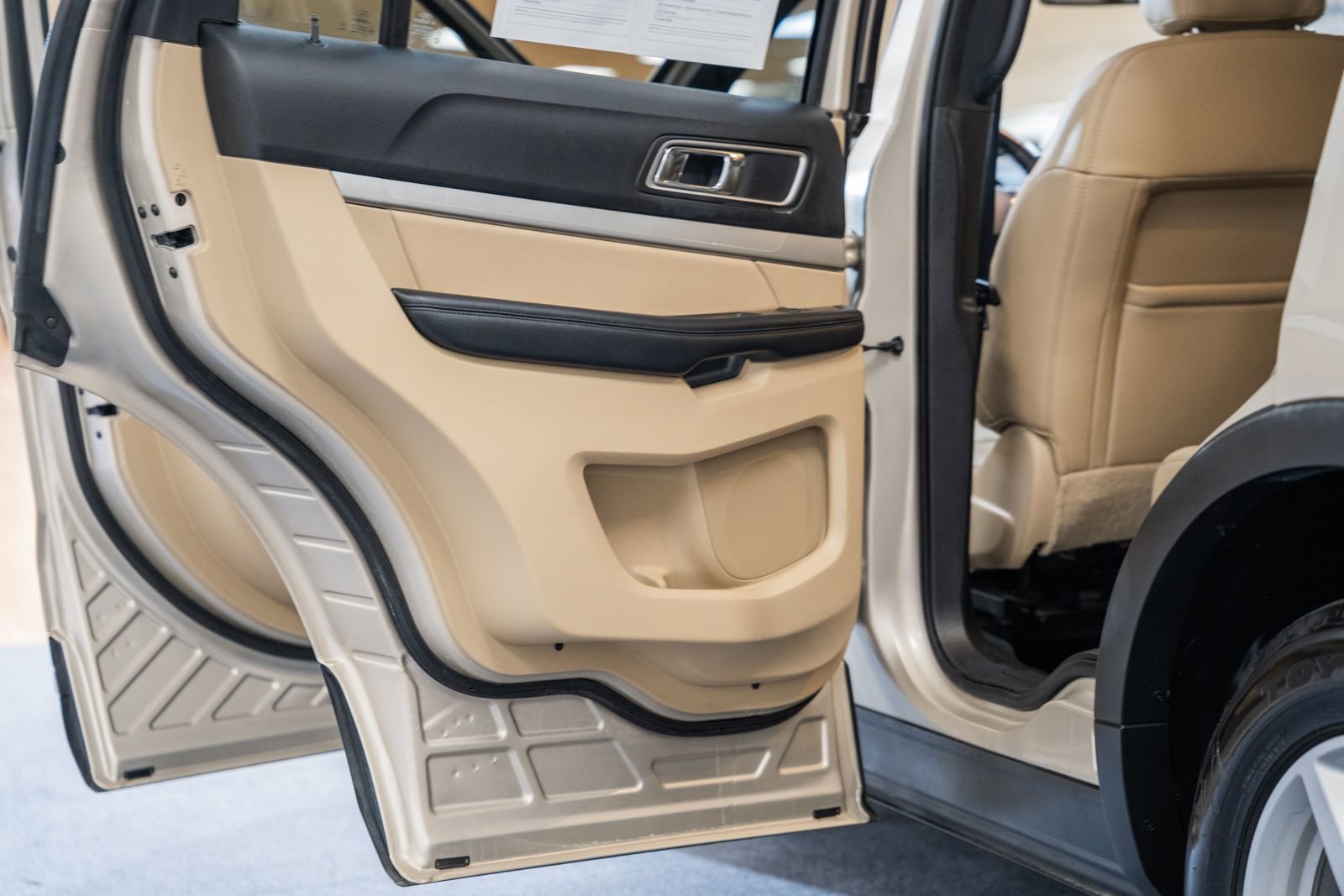 Certified 2017 Ford Explorer XLT w/ Equipment Group 202A image 36