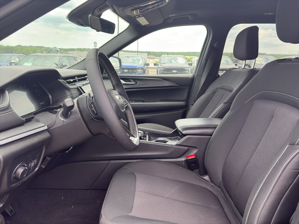 Used 2025 Jeep Grand Cherokee L Laredo RWD image 9