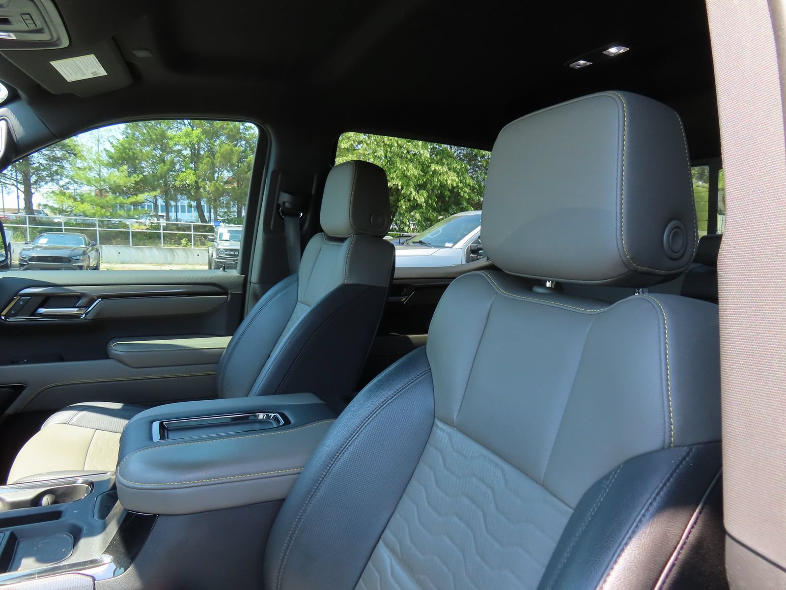 Used 2022 Chevrolet Silverado 1500 ZR2 w/ Technology Package AWD/4WD image 32