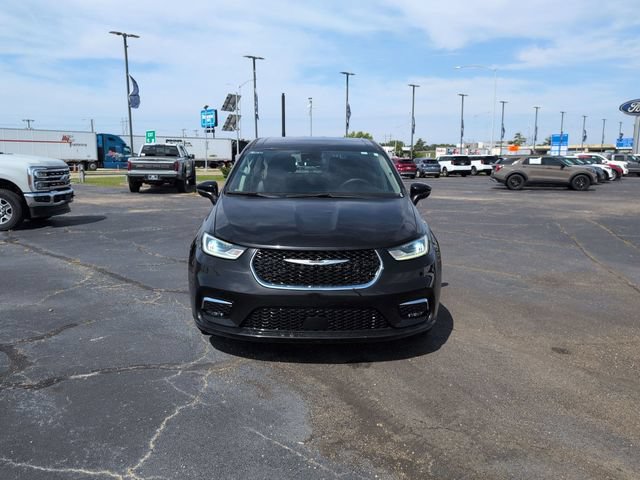 Used 2023 Chrysler Pacifica Touring-L FWD image 2