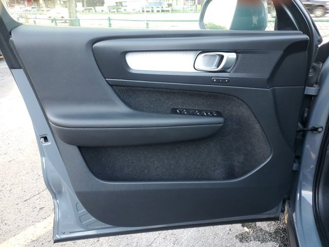 Used 2021 Volvo XC40 T5 Momentum w/ Protection Package Premier image 17