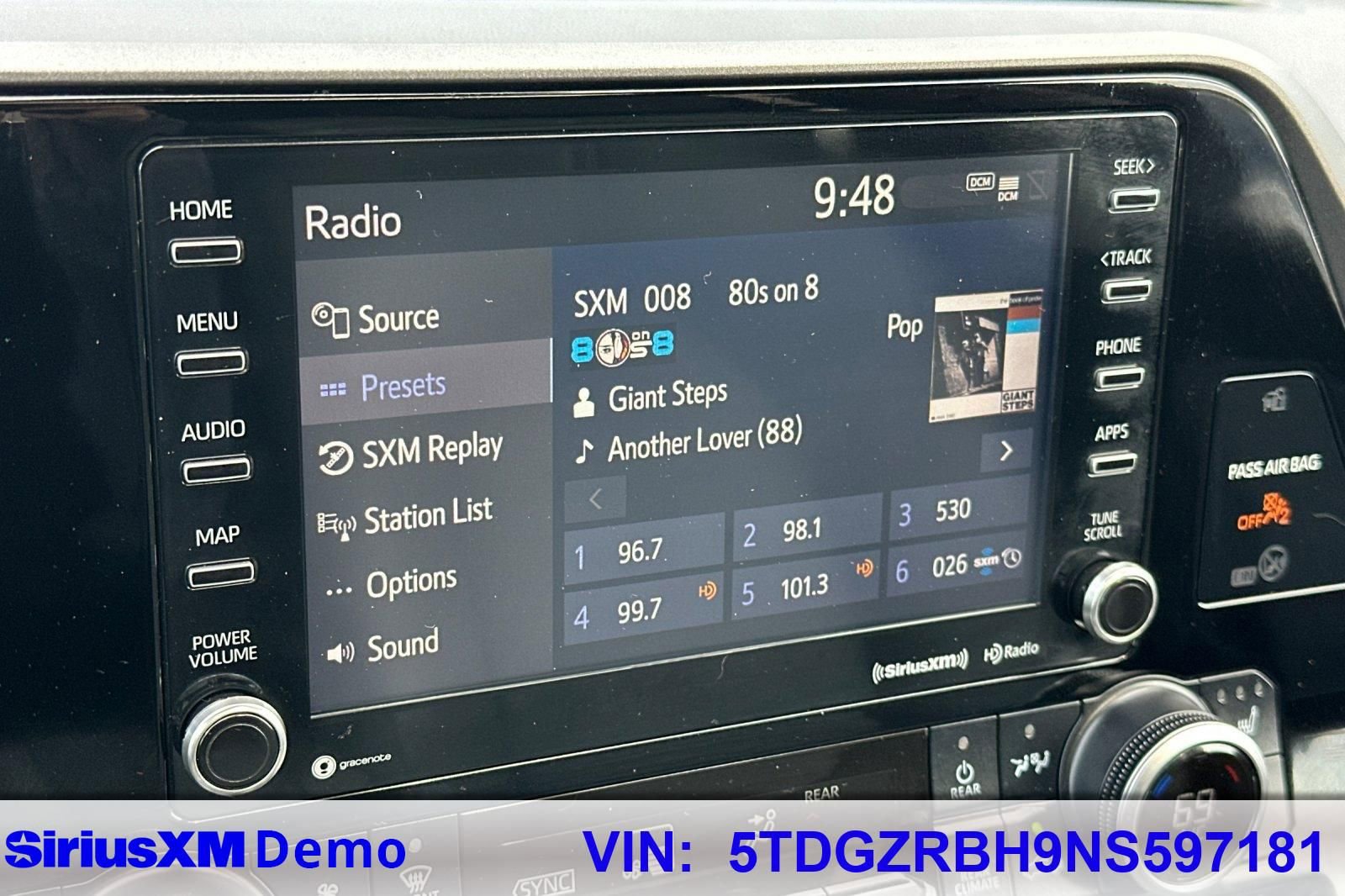 Used 2022 Toyota Highlander XLE AWD/4WD image 23